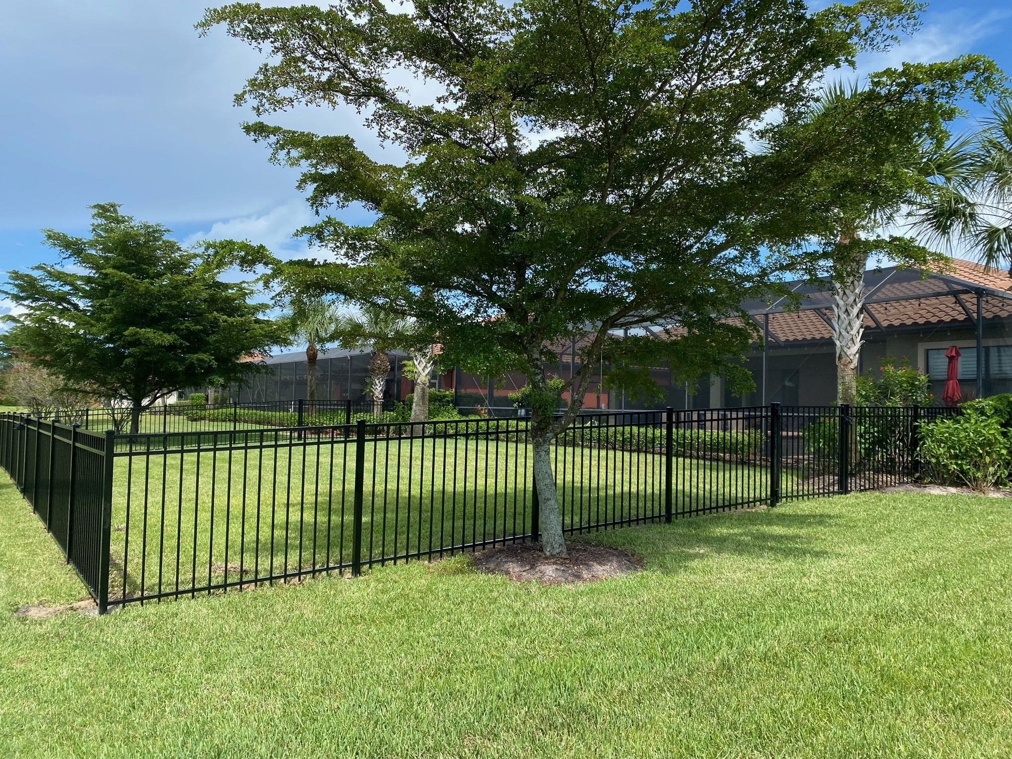 Read more about the article 6 Signs You Need to Replace Aluminum Fencing